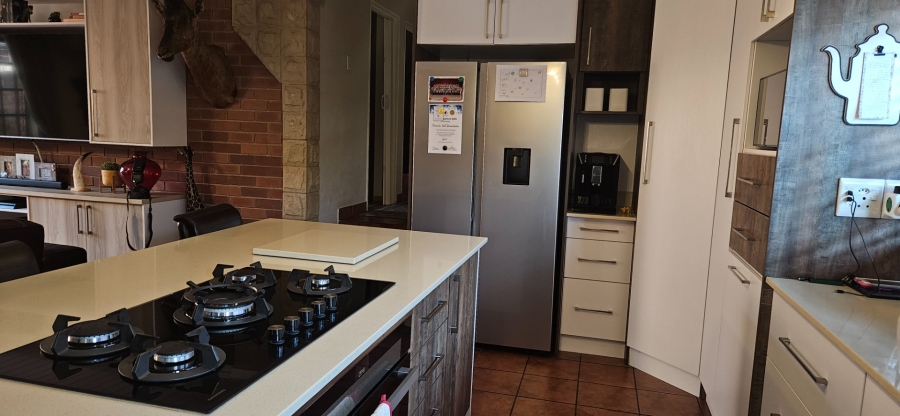 5 Bedroom Property for Sale in Langenhovenpark Free State
